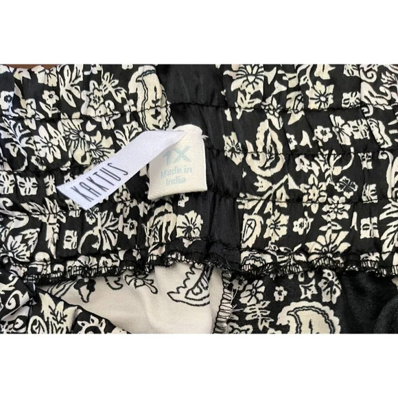 Kaktus + 1X Black Satin Print Shirred Drawstring Waist Side Pockets Dress Shorts - Picture 7 of 7